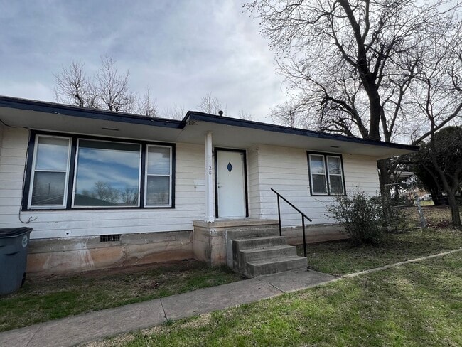 Building Photo - 1120 NW Carroll Dr