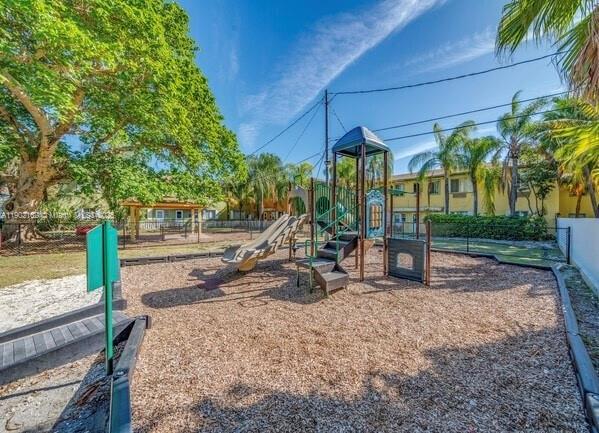 Photo - 5235 NE 3rd Ct Unidad 2