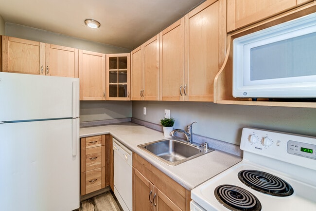 Kitchen - 109 E Glebe Rd Unit C