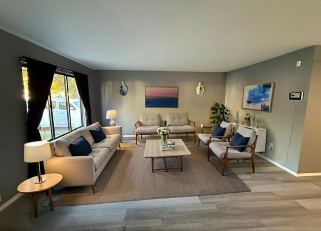 Photo - 27685 Dartmouth St