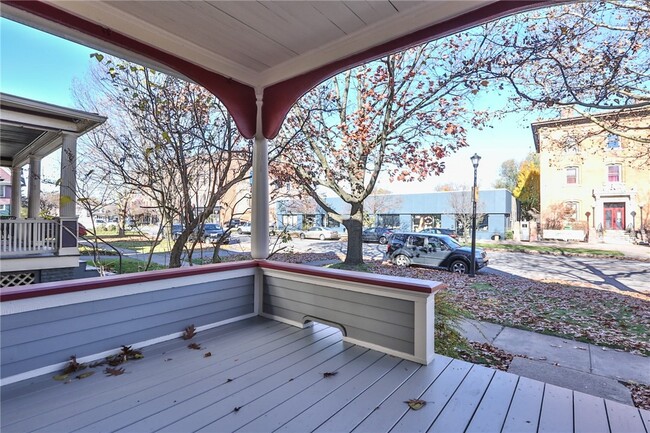 Photo - 739 University Ave