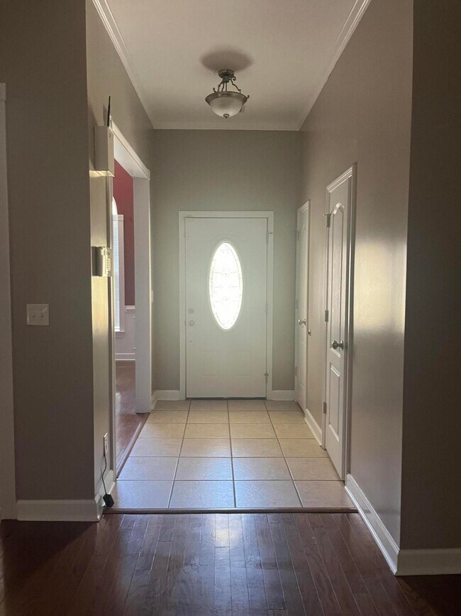Photo - 110 Stratford Ln