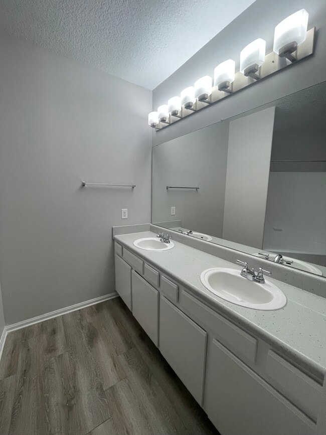 Colonnade at Regency Apartments For Rent in Jacksonville, FL