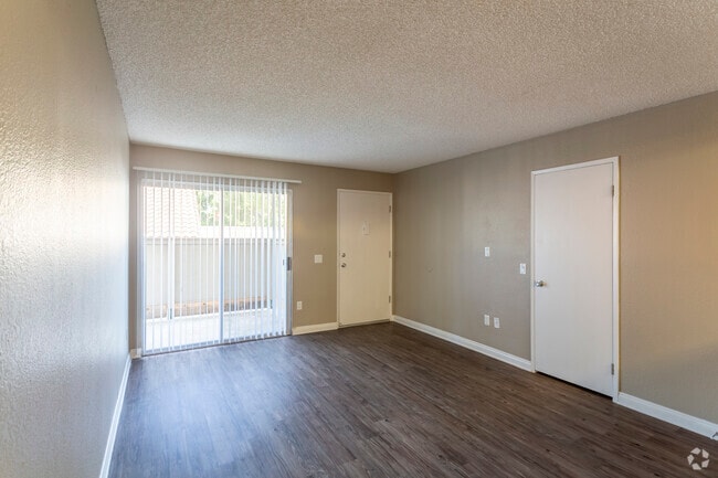 1 BR, 1 BA - 627 SF - Skyline