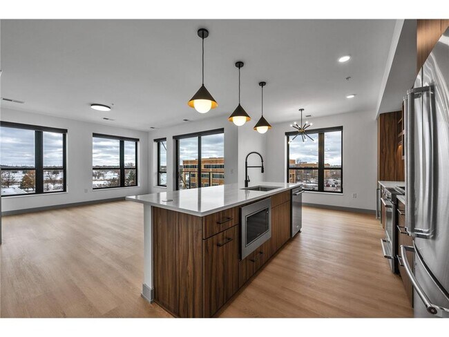 Photo - 640 Wisconsin Ave N Unidad 405