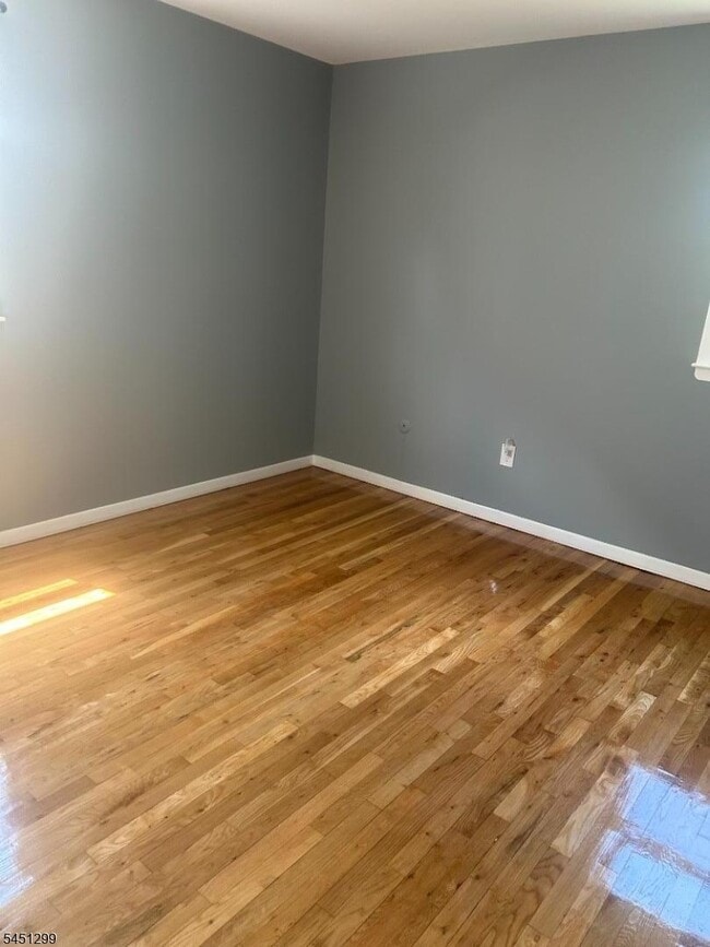 Photo - 105 Crawford St