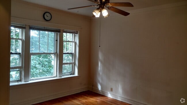 Building Photo - Quiet, Sunny, Desirable Roscoe Village Unit 1902-3 Rental