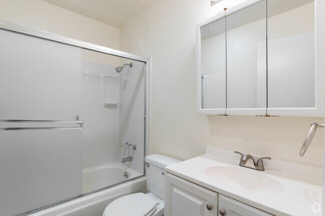 1BR, 1BA - 660SF with walk in closet - Bathroom