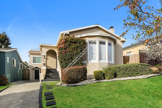 Building Photo - Stunning 3BR / 2BA Split-Level Home in Maxwell Park!