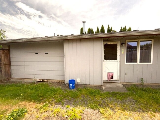 Building Photo - 2521 Yew St Unit 2521