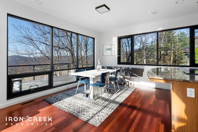 Photo - 910 Rockhold Dr