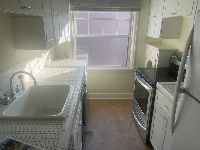 Building Photo - 711 NE Randall Ave Unit # 304 Rental