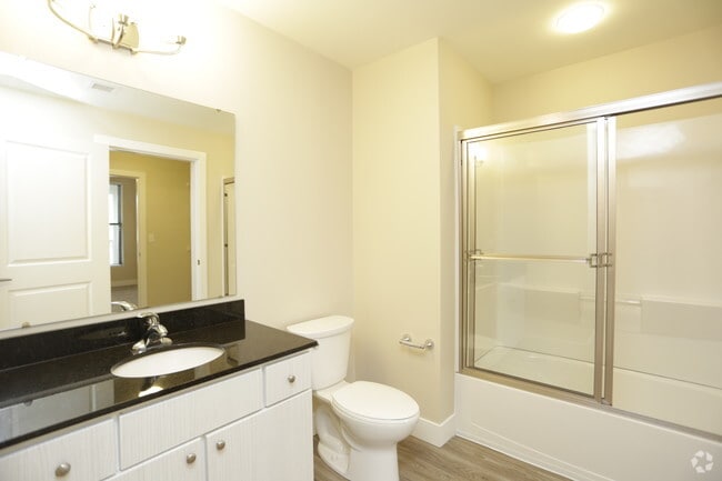 2BR, 2BA - The Woodford/1055 SF