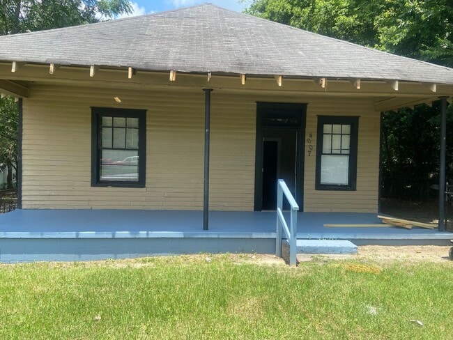 Building Photo - **AVAILABLE NOW**2 or 3 Bedroom / 1 Bathroom Home for Rent in Columbus, GA***