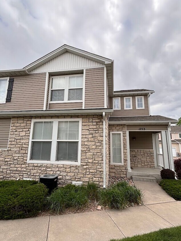 Beautiful Remodeled 3 Bedroom End Unit Tow... - Beautiful Remodeled 3 Bedroom End Unit Tow...