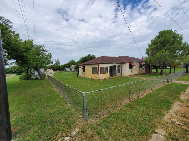 Building Photo - "Charming Cresson Retreat: Cozy 2-Bed Home...