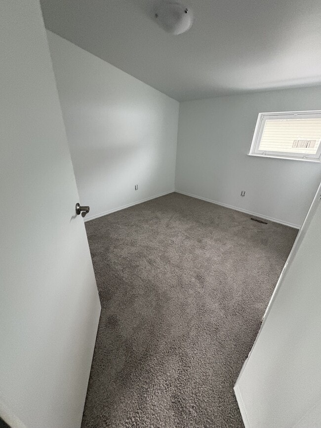 Building Photo - 11811-11847 47 St NW Unit 11811 G4 - Bsmt