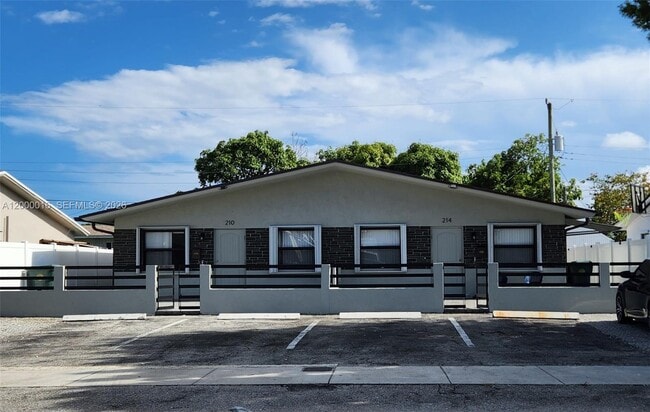 Building Photo - 210 NW 57th St Unit 210