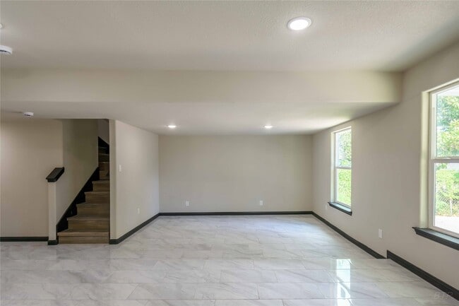 Photo - 8433 Lenore St