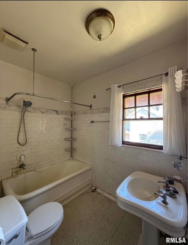 Photo - 611 W High St Unidad E