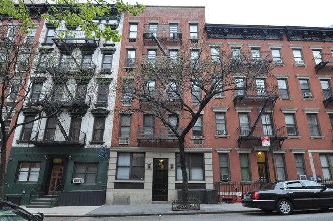 Photo - 417 W 56th St Apartamento Unidad #A2