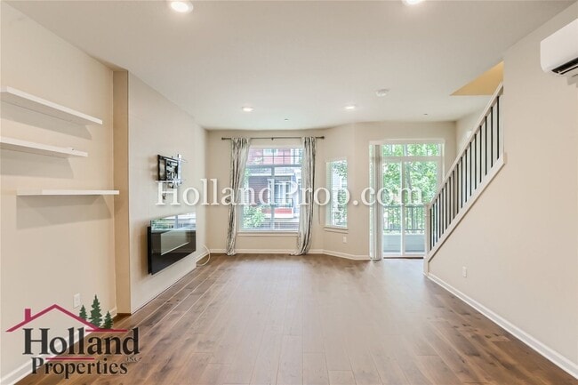Photo - Pretty 2 Bedroom 2.5 bath Townhouse in a great location of Beaverton