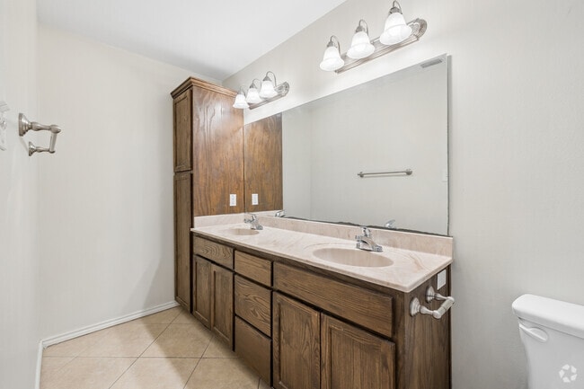 2BR, 2BA - 900SF - Primary Bathroom