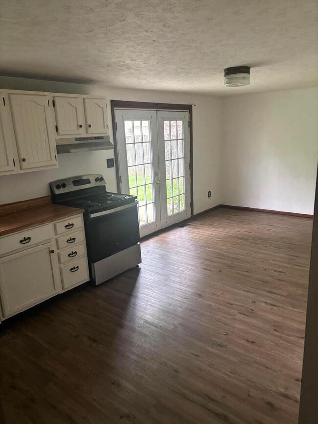 Photo - 3 Bed  1 Bath  Great Location, Great Backyard