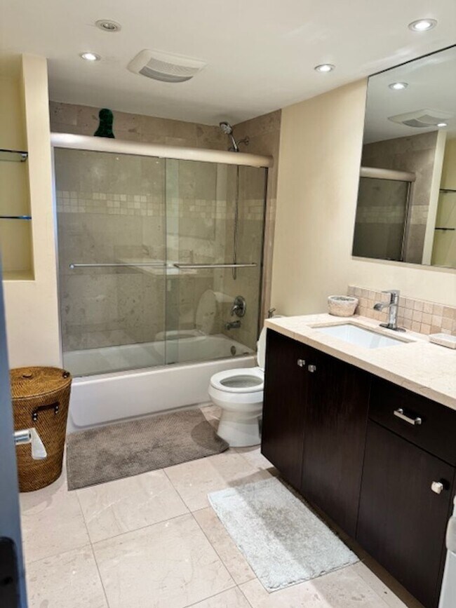 Photo - 2/2 SUNNY ISLES