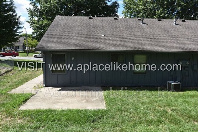 Photo - 119 SE Greystone Dr