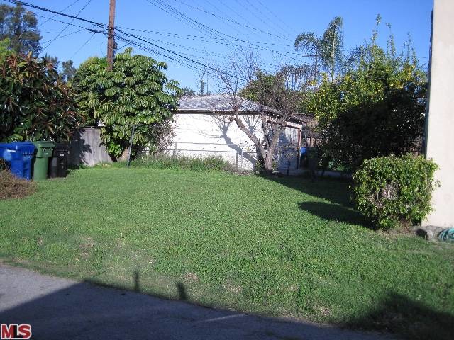 Huge back yard - 1941 Butler Ave
