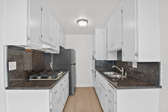 Building Photo - 1550 S Saltair Ave