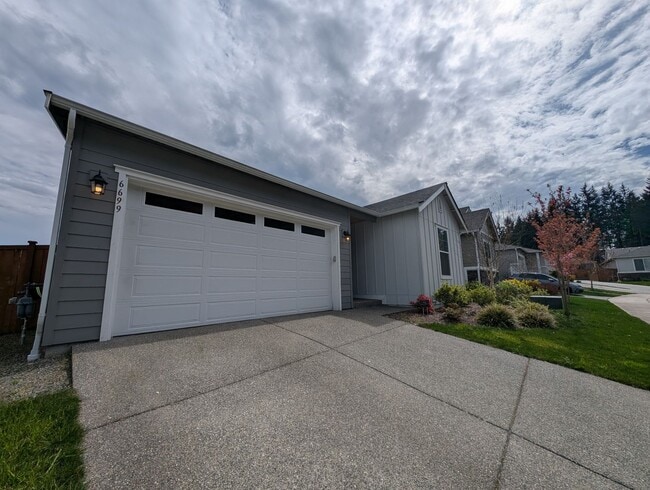Building Photo - One Story Living in Port Orchard! Large 3 Bedroom Available for Rent!