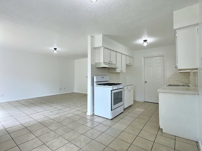 Photo - 1543 E 66th Plz