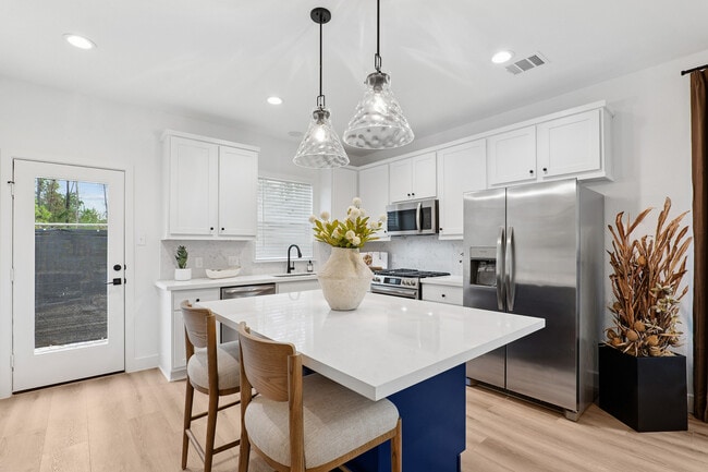 Ellery Lane Apartments Kitchen and Bar - Ellery Lane
