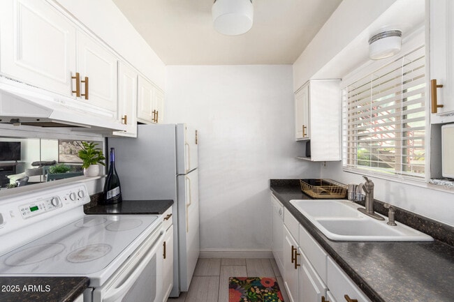 Photo - 4610 N 68th St