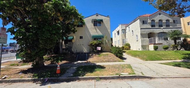 Building Photo - 949 S Sycamore Ave Unit 949 12