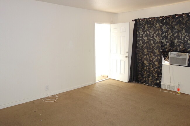 Photo - 3020-3020 E 61st St Unidad 3018 E 61st St