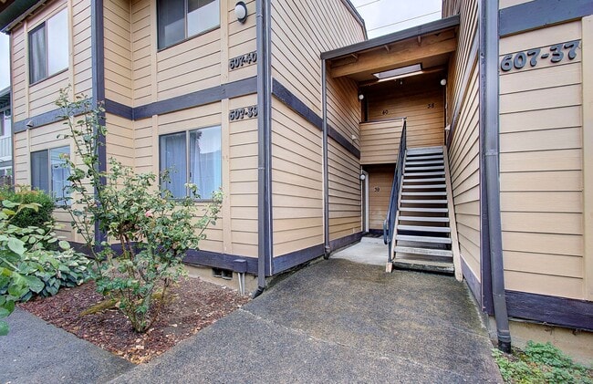 Building Photo - Cozy 2 bdrm 2 bath Condo - HALF OFF the 1s... Unit 39