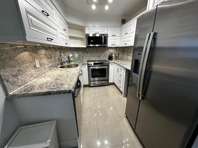 Building Photo - 5225 Collins Ave Unit 614