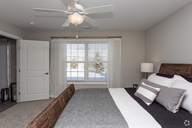 2BR, 2BA - 1150 SF