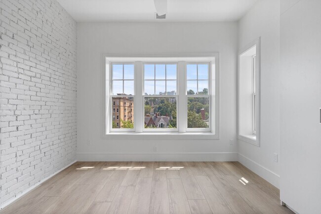 Photo - 300-1581 Beacon St