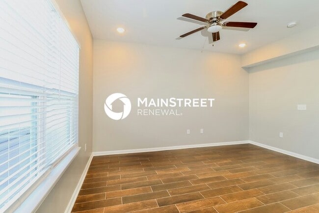 3 Bedroom Pet-Friendly Home in Jeffersonville, IN with Main Street Renewal