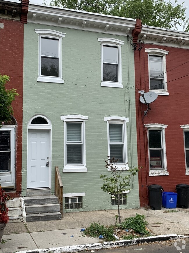 Building Photo - 747 E Woodlawn St Rental