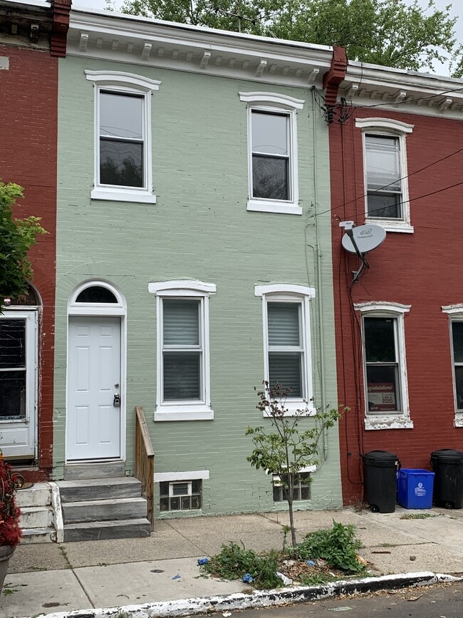 Building Photo - 747 E Woodlawn St Rental
