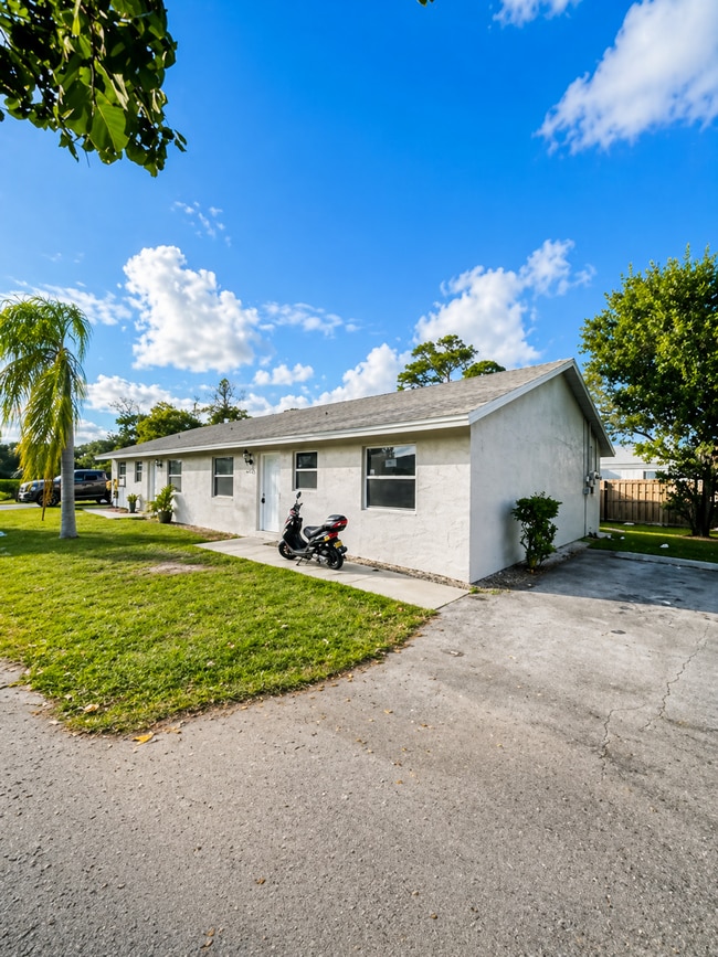 Building Photo - 1420 Barton Rd Unit 4