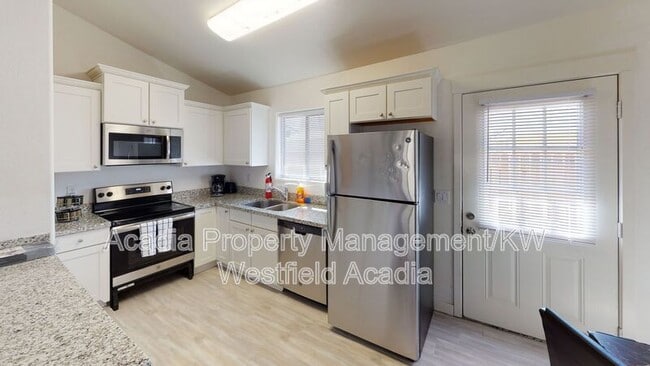Photo - 561 N 10th Pl