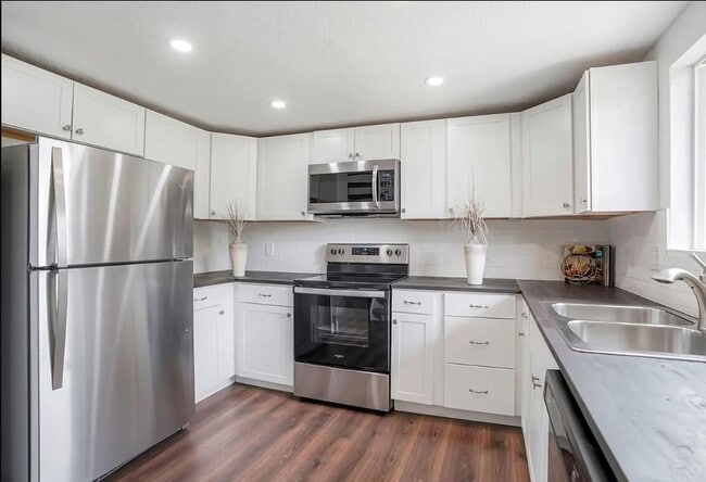 Building Photo - Fully Renovated Park Hill Townhome - 5 Bedrooms!