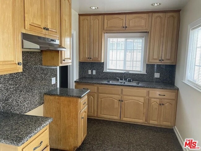 713 W 49th Pl
