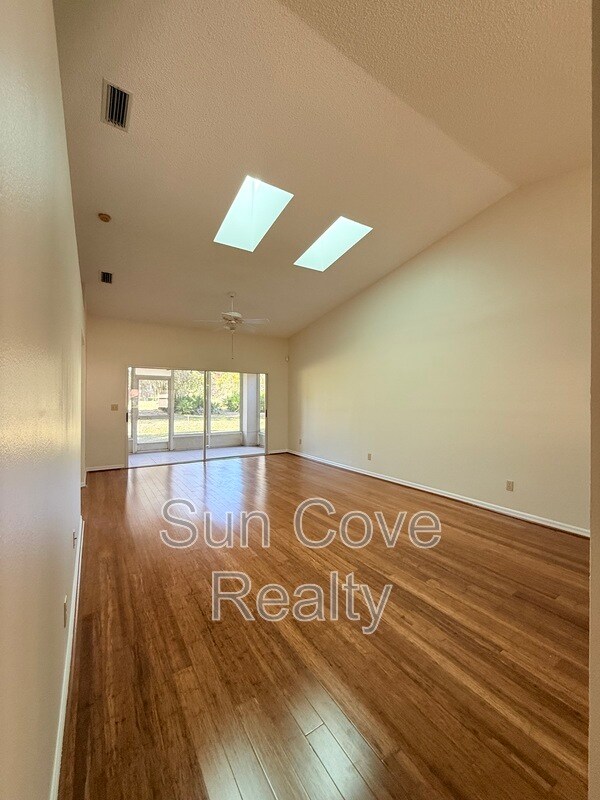 Photo - 5215 Lochmead Terrace